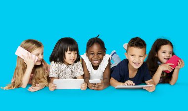 çocuklar dijital cihazlar kullanarak