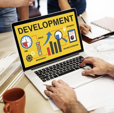 İş adamı dizüstü bilgisayar kullanıyor