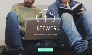 Öğrenciler dizüstü bilgisayar ve kitap ile öğrenme 