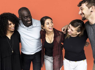 insanlar gülümsüyor ve arkadaşlarının yanına