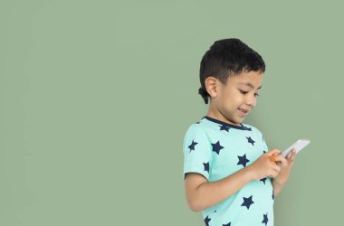 Cep telefonu kullanan çocuk   