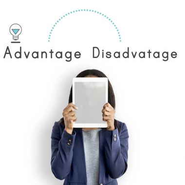 Dijital Tablet ile yüz kapsayan iş kadını 