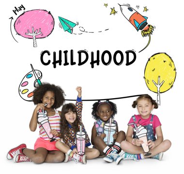 birlikte oynayan çok ırklı çocuklar