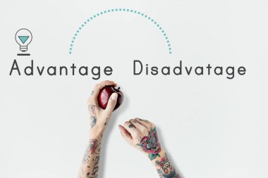 Dövmeli kişi holding elma. 