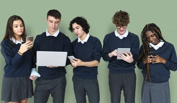 Students Using Electronic Devices — Stock Photo, Image