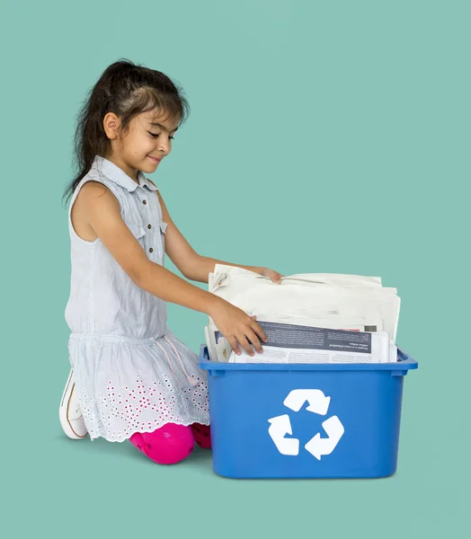 女孩与纸张回收箱 — 图库照片