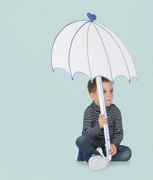 Niño sosteniendo paraguas de papel — Foto de Stock