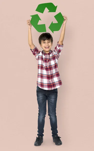 Niño con signo de reciclaje — Foto de Stock