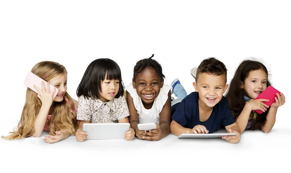 Kinderen met behulp van digitale apparaten — Stockfoto