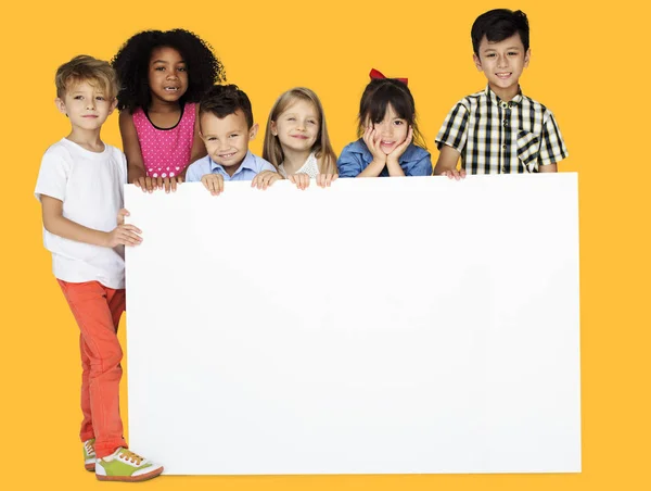 Crianças mostrando Copyspace Board — Fotografia de Stock