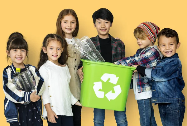 Niños con contenedor de reciclaje y botellas de plástico —  Fotos de Stock