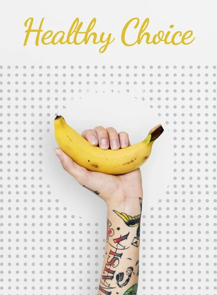 Persona tatuata che detiene banane . — Foto Stock