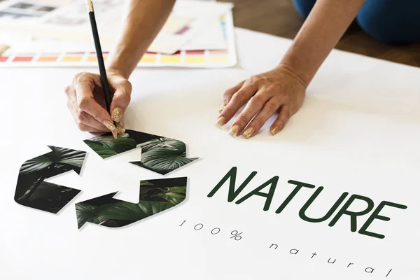 Vrouwelijke handen schrijven op papier plakkaat — Stockfoto