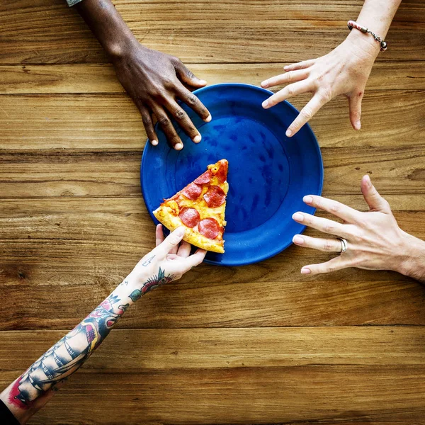 イタリアのピザのスライスを撮影を手します。 — ストック写真