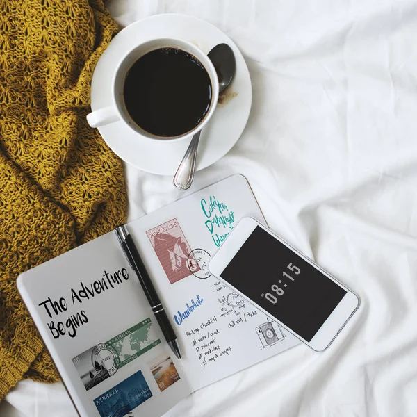 Morgonkaffe i sängen — Stockfoto