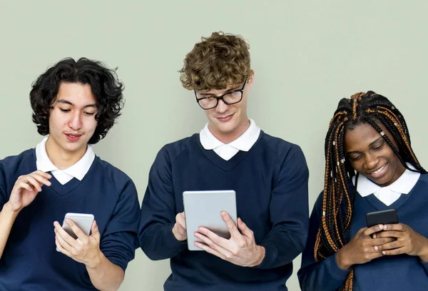 Estudantes que utilizam dispositivos digitais — Fotografia de Stock