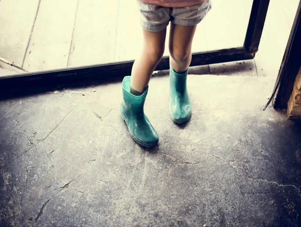 孩子穿着橡胶靴 — 图库照片