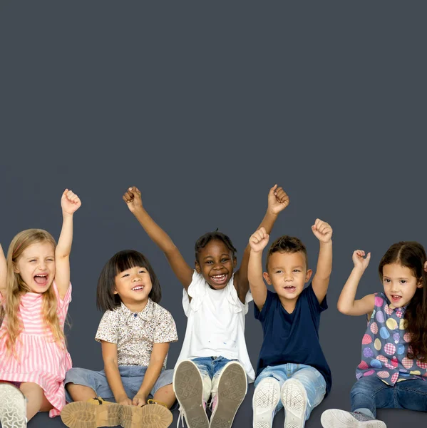 Kinderen zitten samen op vloer — Stockfoto