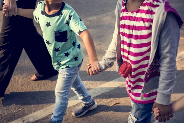 Bambini che camminano e tengono le mani — Foto Stock