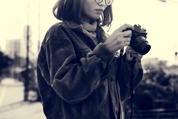 Mujer sosteniendo cámara fotográfica — Foto de Stock