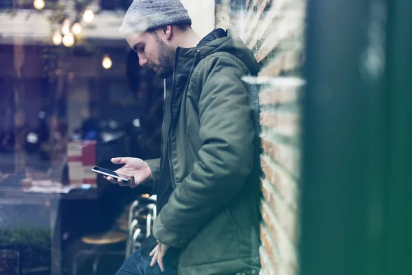 Homem usando telefone celular — Fotografia de Stock