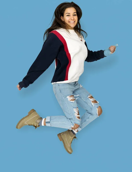 Jeune femme adulte Jumping Studio Portrait — Photo