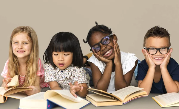 Niños leyendo libros — Foto de Stock