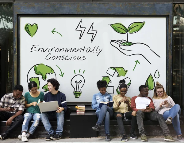 Jovens estudantes situados perto do placard — Fotografia de Stock