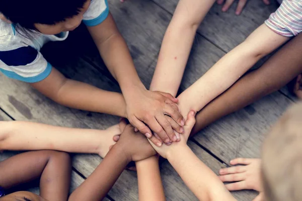 Les enfants mettent les mains ensemble — Photo