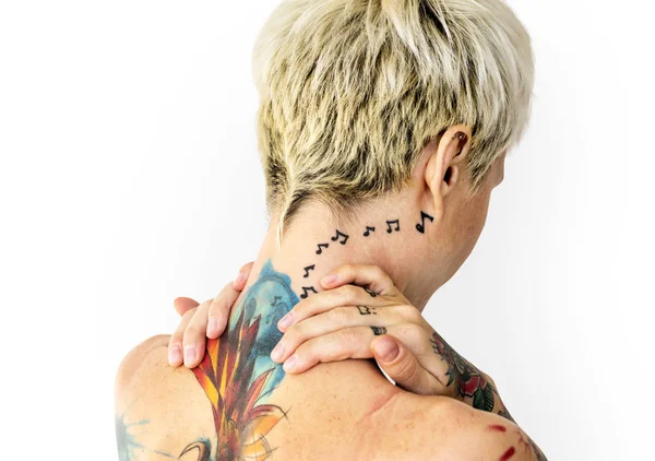 Donna bionda tatuata senza maglietta — Foto Stock