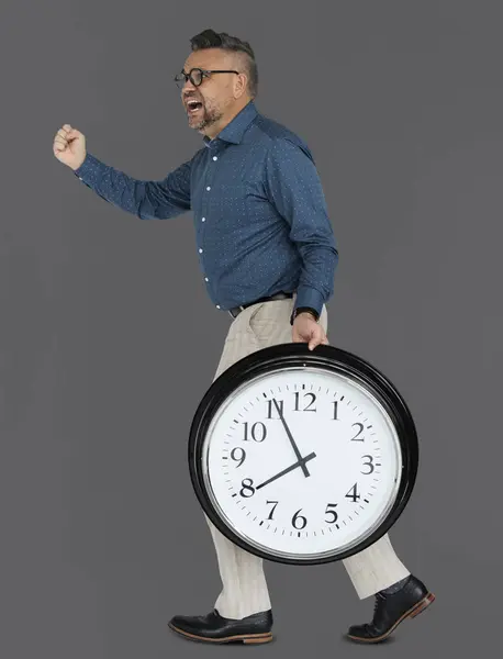 Homem com relógio de parede — Fotografia de Stock