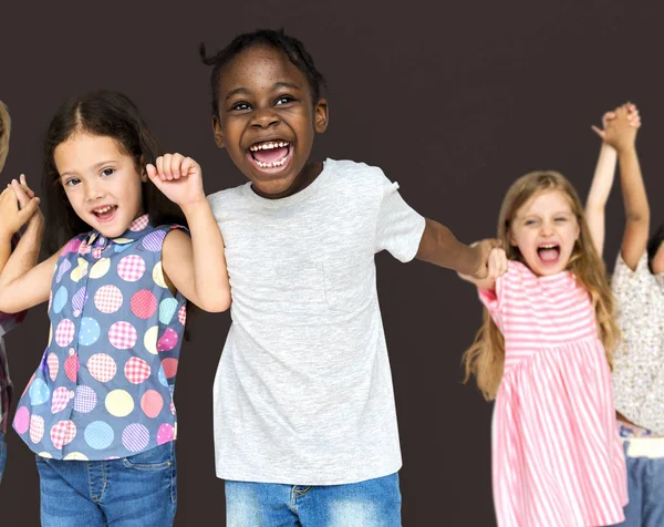 Niños tomados de la mano — Foto de Stock