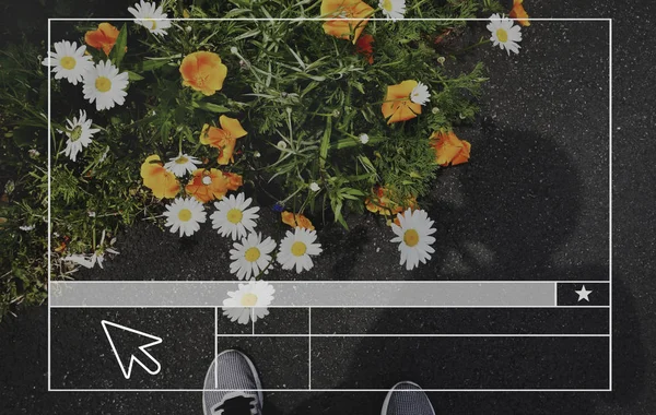 Személy lába közelében virágok — Stock Fotó