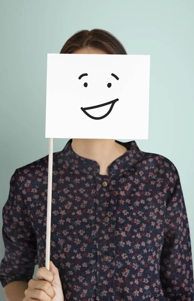 Mujer cubriendo la cara con bandera de papel — Foto de Stock