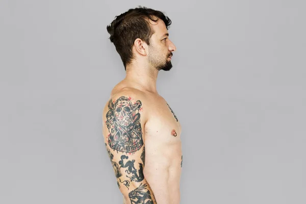 Homem tatuado sem camisa — Fotografia de Stock