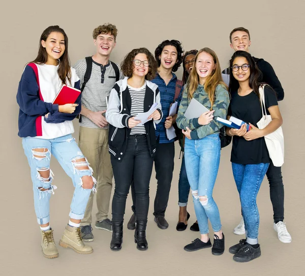 Estudantes sorrindo em pé no estúdio — Fotografia de Stock