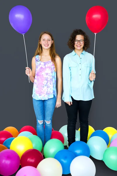 Mulheres segurando balões — Fotografia de Stock