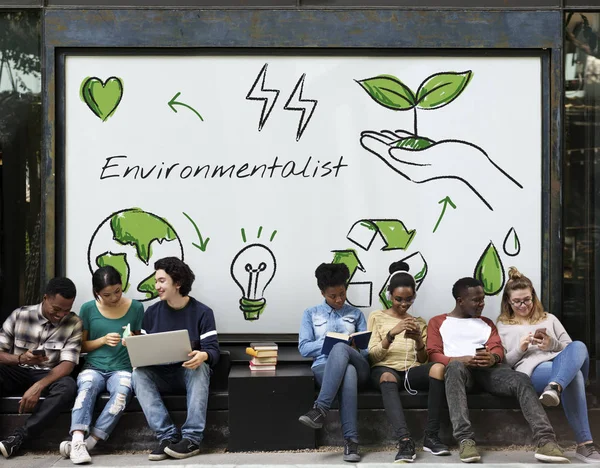 Jóvenes estudiantes sentados cerca de la pancarta — Foto de Stock