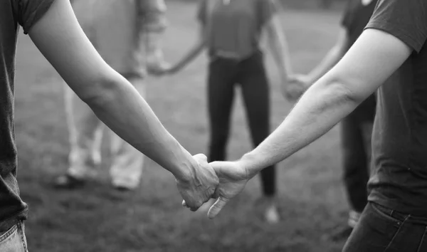 Mensen hand in hand samen — Stockfoto