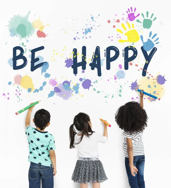 Kinder malen an Wand — Stockfoto