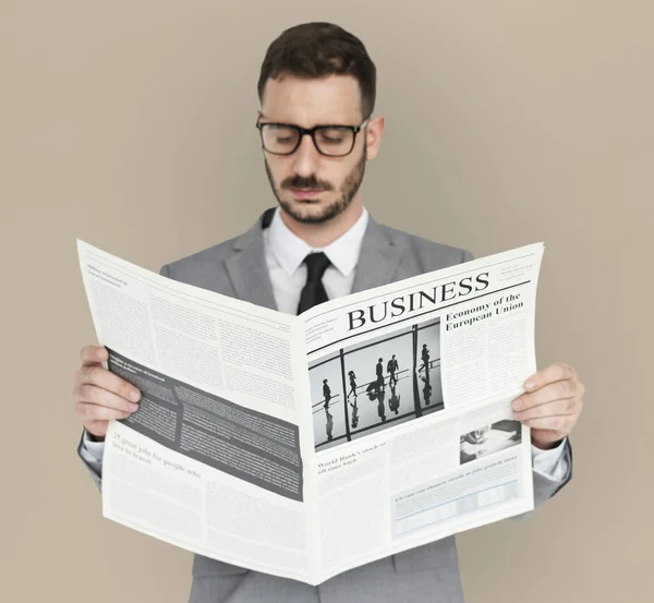 Gazdaság és újságot olvasó ember — Stock Fotó