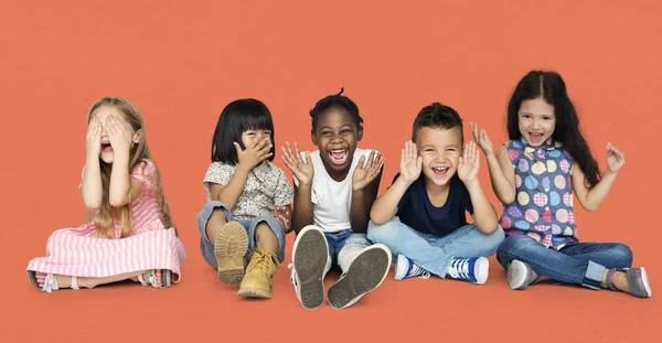 Kinder sitzen zusammen auf dem Boden — Stockfoto