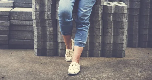 Mujer de pie en la calle — Foto de Stock