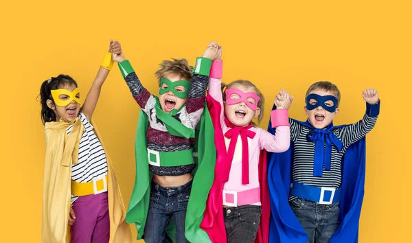 Šťastné děti v kostýmech super hrdina — Stock fotografie