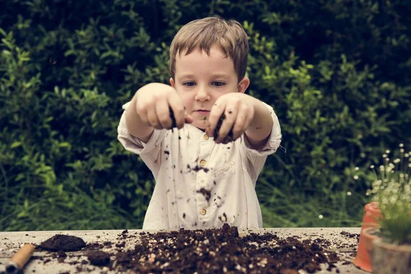 Niño jugando con tierra —  Fotos de Stock