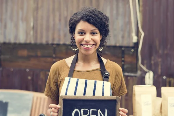 Donna al mercato con segno aperto — Foto Stock