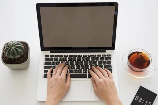 Laptop auf dem Arbeitstisch — Stockfoto