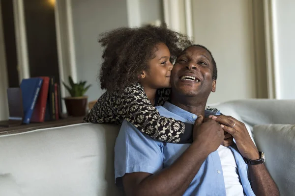 Pai e filha em casa — Fotografia de Stock