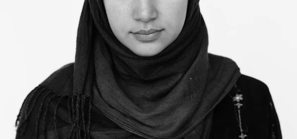 Mulher muçulmana em estúdio — Fotografia de Stock