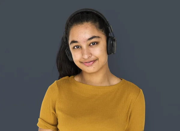 Mädchen hört Musik über Kopfhörer — Stockfoto